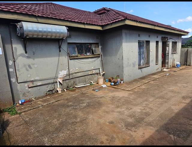 3 BEDROOM HOUSE FOR SALE IN SHAYANDIMA